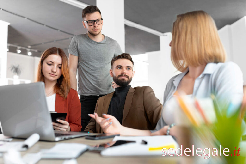 Foto di persone al lavoro in unità locale