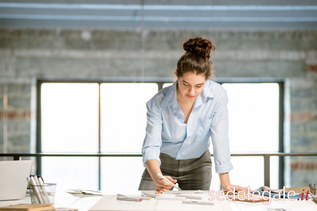 Foto di architetto al lavoro nel suo domicilio professionale