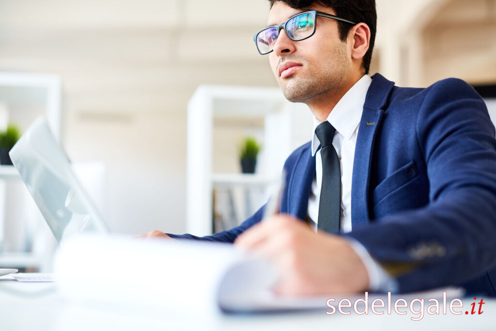 Foto di commercialista al lavoro nel suo domicilio professionale