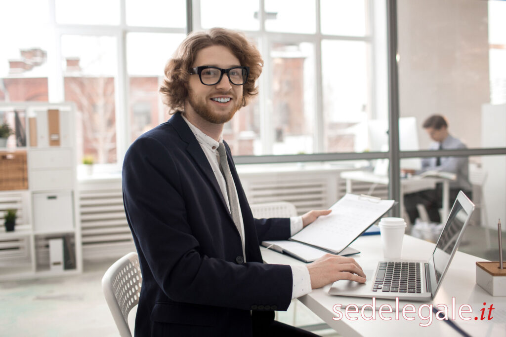 Foto di professionista contabile al lavoro nel suo domicilio professionale
