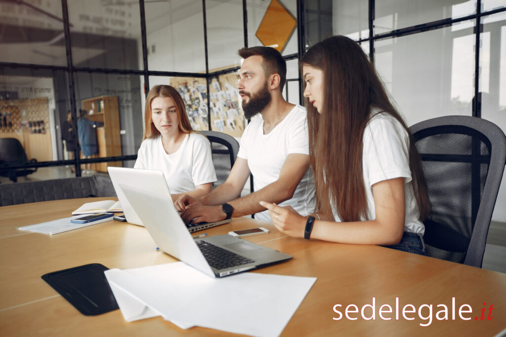 Foto di team imprenditori al lavoro in sede secondaria