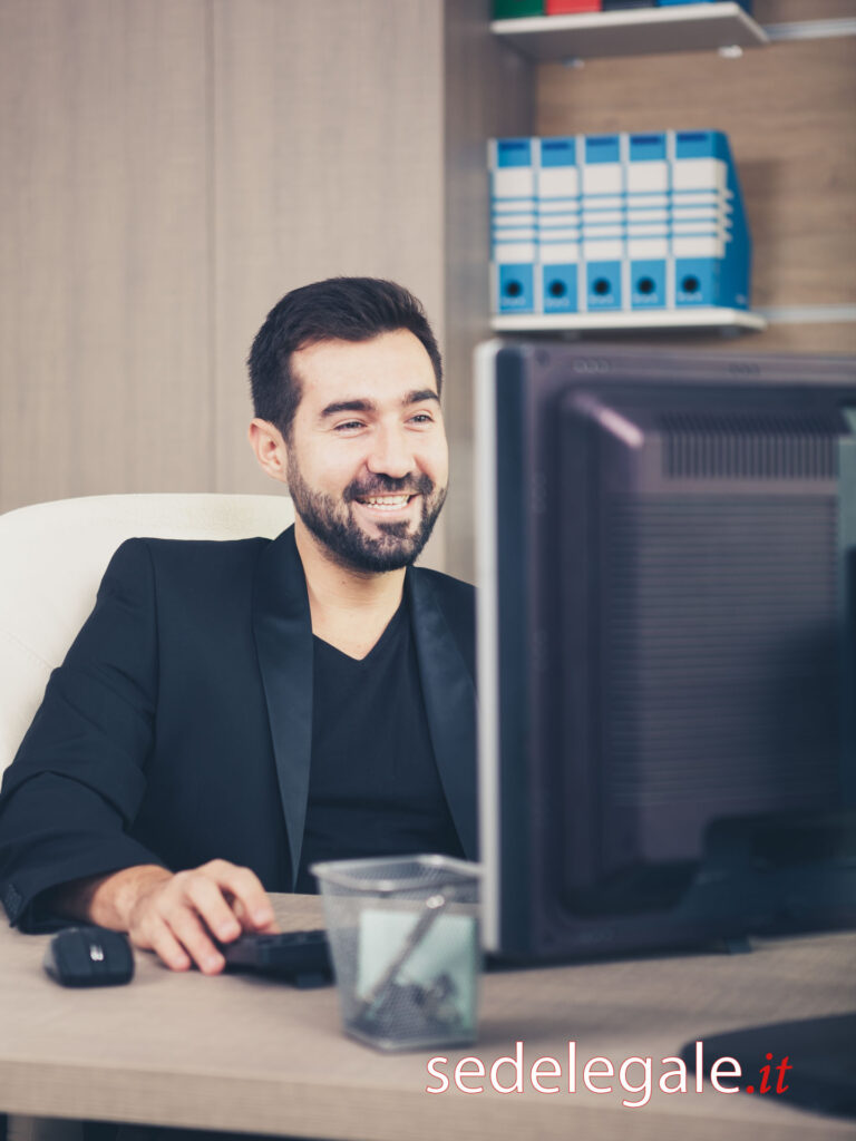 Foto di imprenditore felice per la semplice attivazione di una unità locale in Business Center